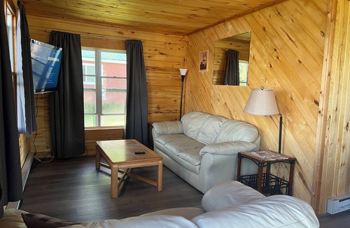 McGregor Cabin | Beautiful Cabin at Round Lake Resort- White Cabin