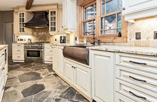 North Frontenac Cottage | Beautiful Chalet on Norcan Lake, near Calabogie