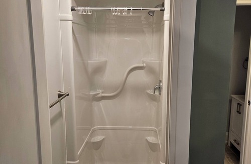 Clarington Apartment | Beautiful, clean, cozy and very convenient studio apartment in Bowmanville