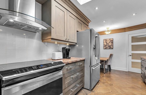 Erin Mills House | Beautiful clean single detached home, 3brm with king bed and 4pc ensuite,