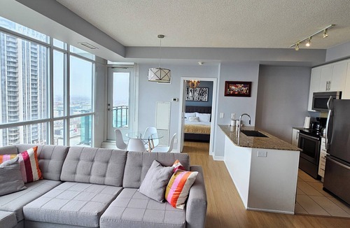 Mississauga Apartment | Beautiful Condo with spectacular views + 1 Parking in Mississauga Downtown