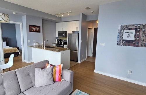 Mississauga Apartment | Beautiful Condo with spectacular views + 1 Parking in Mississauga Downtown