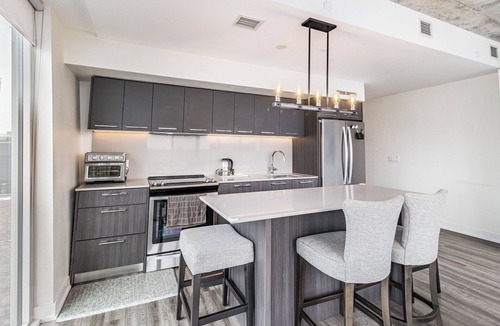 Riverdale Condo | Beautiful corner unit with floor to ceiling windows in prime South Riverdale