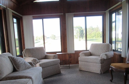Chaska House | Beautiful country setting! Perfect for small get togethers! Super cozy!