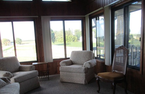 Chaska House | Beautiful country setting! Perfect for small get togethers! Super cozy!