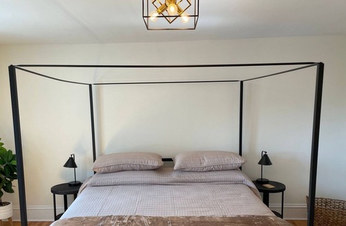 Glebe Apartment | Beautiful Glebe 2 story apartment with 2 parking spots