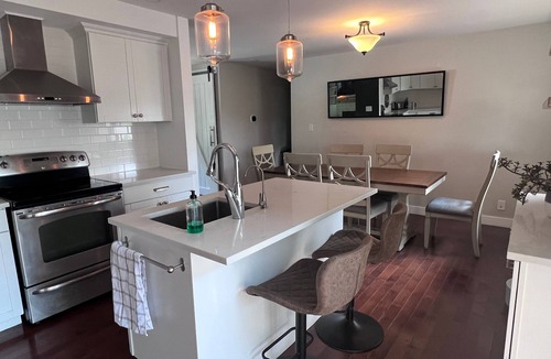 Selwyn House | BEAUTIFUL HOME WITH POOL NEAR TRENT UNIVERSITY