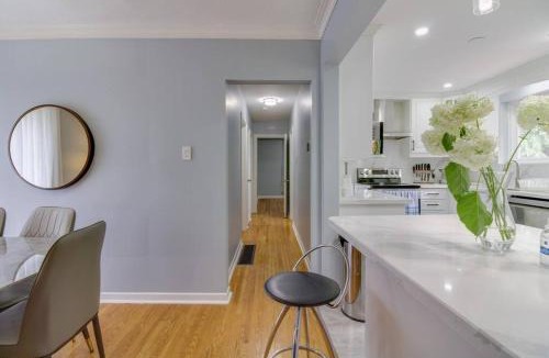 Woburn House | Beautiful house near Eglinton GO