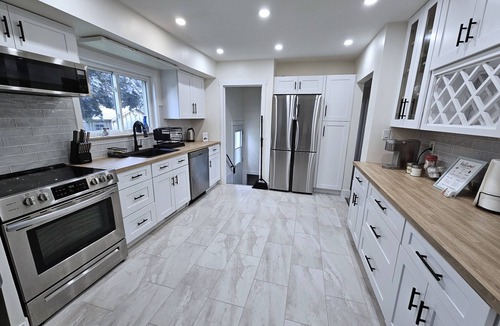Kingston House | Beautiful Kingston House - 5 bedrooms, 2 Full bathrooms, 2 kitchens