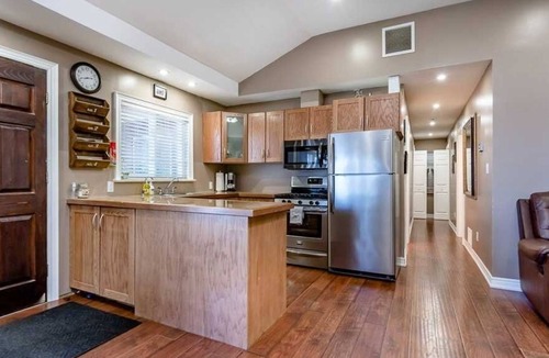 Victoria Harbour Cottage | Beautiful lakefront 5 (3+2)bedroom cottage ~ sleeps 12