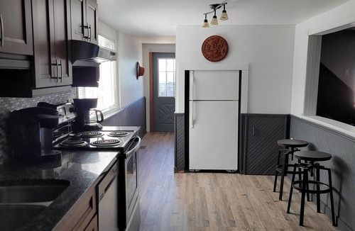 Town of Essex Cottage | Beautiful Lake Erie
