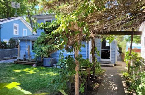 Town of Essex Cottage | Beautiful Lake Erie