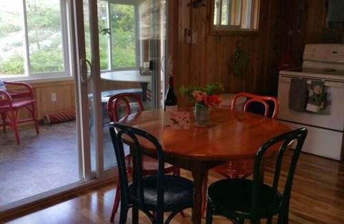 Bonnechere Valley Cottage | Beautiful lakefront cottage on quiet lake.