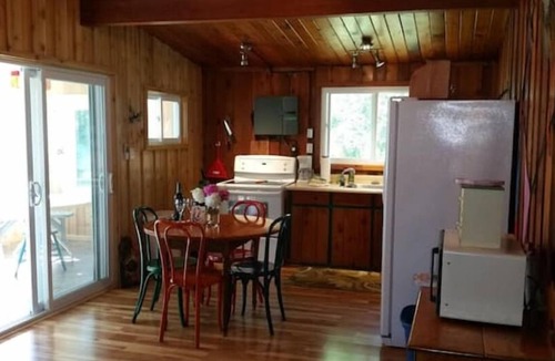 Bonnechere Valley Cottage | Beautiful lakefront cottage on quiet lake.