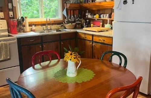 Bonnechere Valley Cottage | Beautiful lakefront cottage on quiet lake.