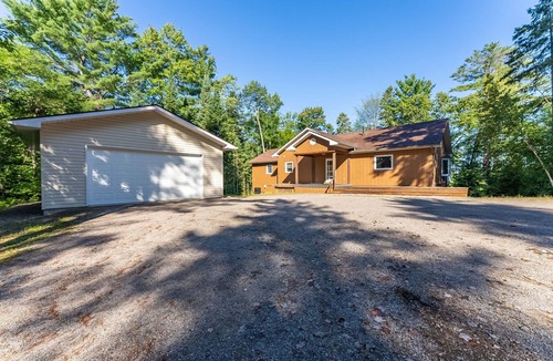 Bancroft Cottage | Beautiful Large 5bed 4bath Lake house in Bancroft!