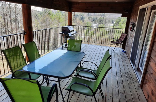 Weslemkoon Cottage | Beautiful log home + 1000 sq foot bunkie. 7 BEDS!