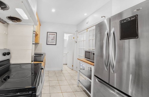 The Pocket House | Beautiful modern apartment in east Toronto. Cozy getaway for single or a group.