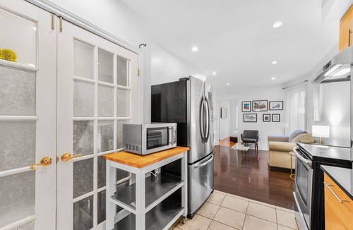 The Pocket House | Beautiful modern apartment in east Toronto. Cozy getaway for single or a group.