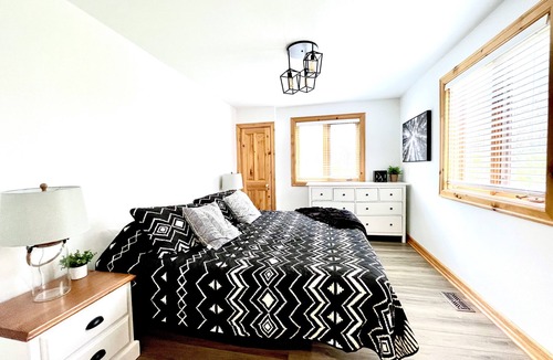 North Frontenac Cabin | Beautiful Norcan Lake Lodge - close to Calabogie Peaks, rec trails - 8 bedrooms