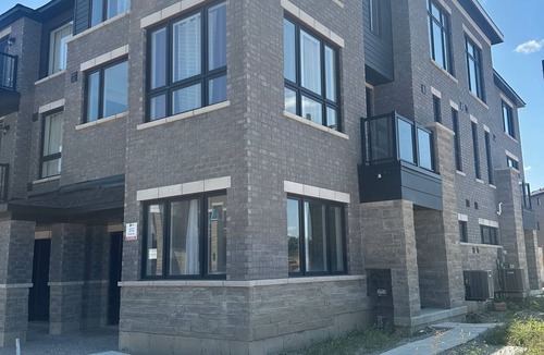 Barrie House | Beautiful Open-Concept Townhome