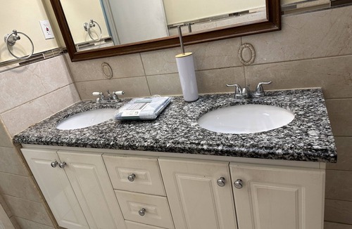 Brampton House | Beautiful Private Room- Full Amenities- Near Restaurants Shopping & Transit 3