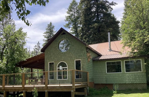 Kootenay Boundary House | Beautiful Riverfront Home on Acreage