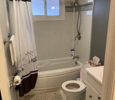 Ottawa Division House | Beautiful Room,23