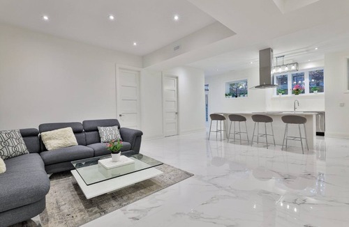 York Bed & Breakfast | Beautiful Room in Toronto next to Yorkdale mall