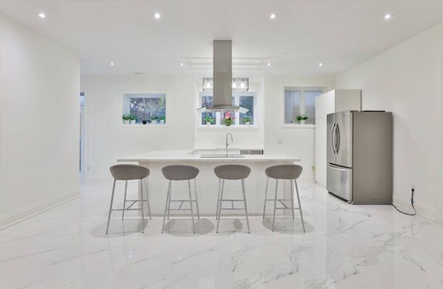 York Bed & Breakfast | Beautiful Room in Toronto next to Yorkdale mall
