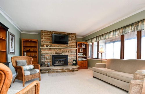 Selwyn Cottage | Beautiful Spacious Cottage on Lake Chemong