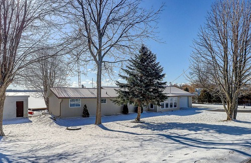 Valentia Cabin | Beautiful Waterfront Cottage in Kawartha Lakes