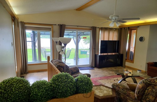 Plantagenet Cottage | Beautiful Waterfront Cottage on Ottawa River