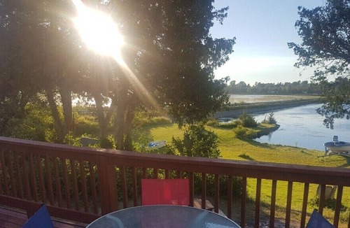 Kirkfield Cottage | beautiful waterfront 5 bedroom cottage ,hot tub, near hwy 12 and 48