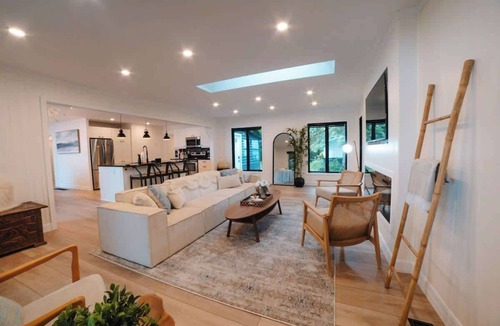 Fenelon Falls Cottage | Bee's Luxury BeachHouse - Hot tub, Sauna, Playground, & Game room