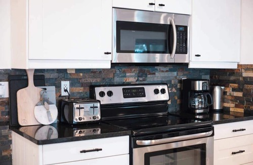 Fenelon Falls Cottage | Bee's Luxury BeachHouse - Hot tub, Sauna, Playground, & Game room