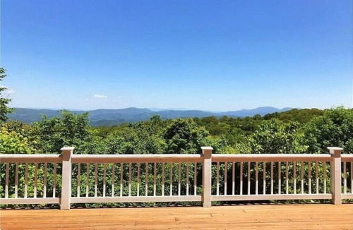 Beech Mountain House | Beech Mountain 4 BR with Amazing Long-range Views. Spacious house. Pet friendly.
