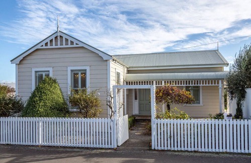 Martinborough House | Bellini | Elegant Heritage Villa, Short Walk to Martinborough Village