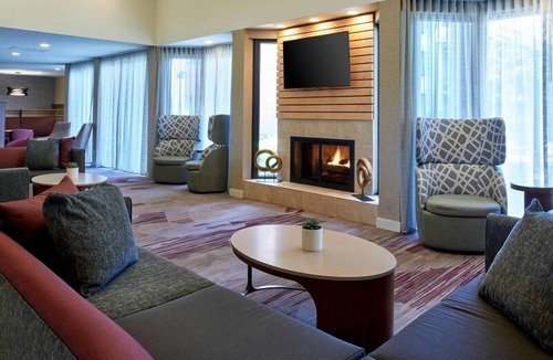 Eden Prairie Hotel | Best Pick! With Indoor Pool, Pets are Welcome with Fee, Courtyard View!
