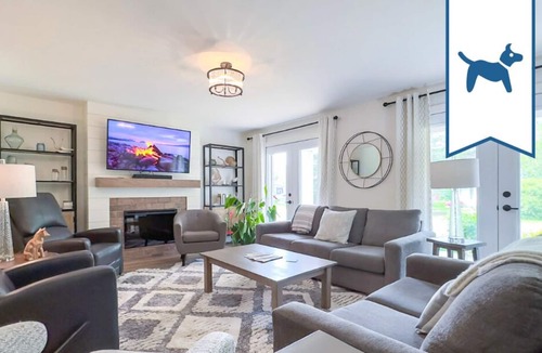 Bayfield Cottage | Better Than Therapy-Executive Cottage with Hot Tub, Fireplace is ready for you!