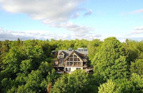 Dunchurch Cottage | BIG Family & Multi-Family Cottage with Incredible View, Hot Tub & Sauna