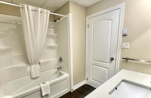 Tobermory Hotel | Big Tub Resort & Marina