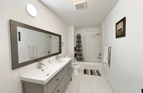 Port Colborne Apartment | BIG Vacation Home Near the Beaches-house 10 guests