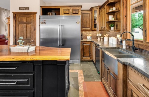 Baddow House | Black Bear Lodge River Retreat