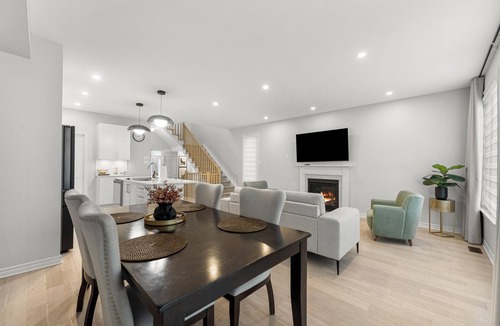 Ottawa Division House | BLISS Modern Luxury 3 BED Entire Family-Friendly Townhome + FREE PARKING.