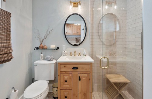 Oak Grove House | Blissful Getaway! Steps to shore, one level 2bd2ba