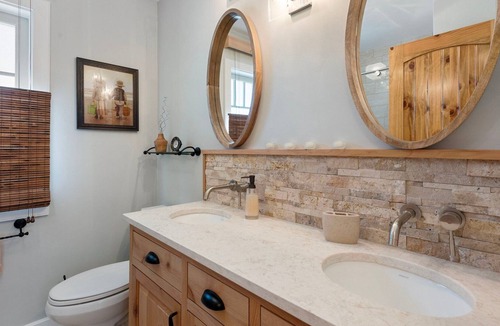 Oak Grove House | Blissful Getaway! Steps to shore, one level 2bd2ba
