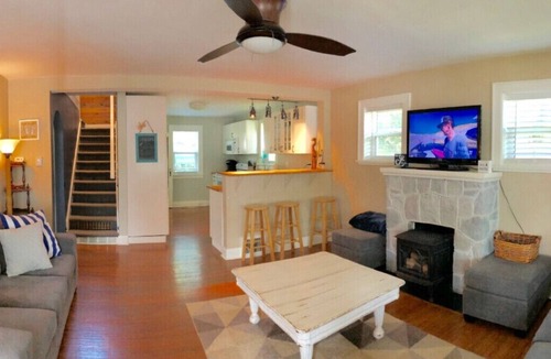 Grand Bend House | Blue Anchor Cottage 2 min walk to GB Strip, Family or Groups, 5 bedroom, Large driveway