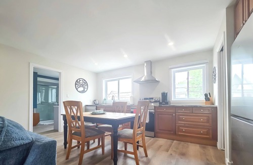 Chatham-Kent Apartment | Blue Forest apartment is close to downtown. A/C kitchen and laundry all provided