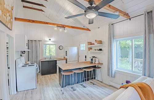 Central Frontenac Ski Chalet | Blue Heron- Bright 2 Bedroom Cottage